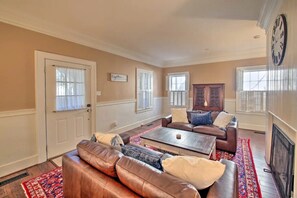 Smart TV, fireplace - Secluded Retreat with Pool, King Beds in a Historic District, 2 mi from Oaklawn! (Hot Springs)