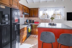 Kjøleskap, mikrobølgeovn, ovn og kokeplater