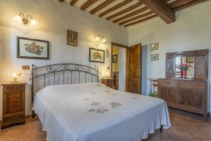 3 bedrooms, iron/ironing board, travel cot, free WiFi - La Casa Di Elda, Holiday Home With Pool (Uzzano)
