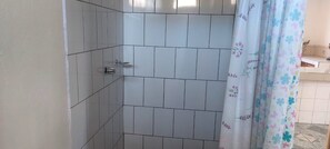 Douche, serviettes fournies, savon, papier toilette