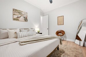2 bedrooms, desk, iron/ironing board, free WiFi - Historic District Gem - 2BR/2BA, Walk to Forsyth Park - Lower Level (Savannah)