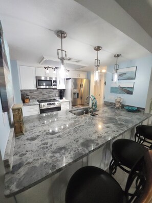 Een microgolfoven, een oven, een kookplaat, een vaatwasser