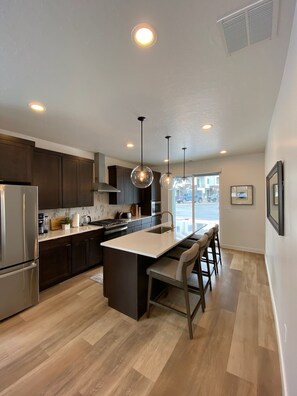 Refrigerador, microondas, horno, placa de cocina