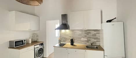 Réfrigérateur, micro-ondes, plaque de cuisson, cafetière/bouilloire