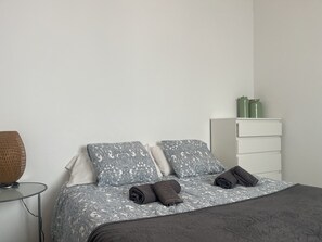 1 chambre, fer et planche à repasser, lit parapluie, Wi-Fi gratuit