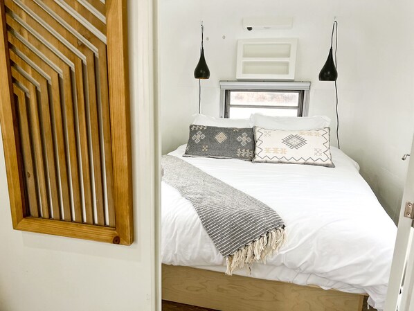 1 bedroom - Newly updated Airstream with modern amenities on the bank of the Colorado River. (Grand Junction)