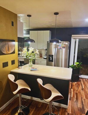 ثلاجة، ميكروويف، فرن، موقد طهي مسطح