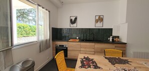Fridge, microwave, oven, stovetop - Le Riadh, Cosy et Calme (Cholet)