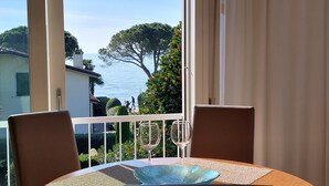 A balcony with a table, chairs, and a glass bowl. - Betulla Holiday Apartment (Lazise)