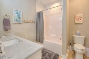 Douche, serviettes fournies, papier toilette