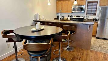 冰箱、微波炉、烤箱、炉灶