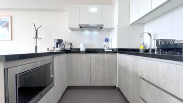 Kühlschrank, Mikrowelle, Wasserkocher mit Kaffee-/Teezubehör