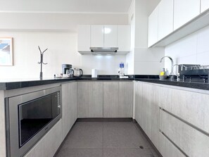 Fridge, microwave, coffee/tea maker, electric kettle - Ocean View 1BR - TV 65" - Pool - Jacuzzi 1609 (Barranco)