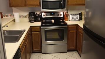 KĂŒhlschrank, Mikrowelle, Ofen, Herdplatte