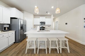 Kylskåp, mikrovågsugn, ugn och spishäll