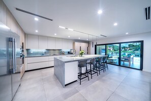 冷蔵庫、電子レンジ、オーブン、コンロ