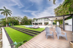 Outdoor dining - Lake View Modern Estate, Ultimate Outdoor Fun & Sports field: 6BR, 7.5BA (Miami)