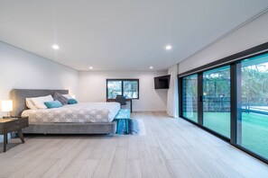 6 bedrooms, desk, iron/ironing board, travel crib - Lake View Modern Estate, Ultimate Outdoor Fun & Sports field: 6BR, 7.5BA (Miami)