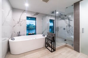 Dusche, Haartrockner, Handtücher, Toilettenpapier