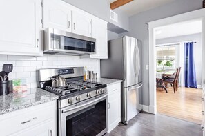 Fridge, microwave, oven, stovetop - Amazing Plaza Location - Steps from new Whole Foods! (Kansas City)