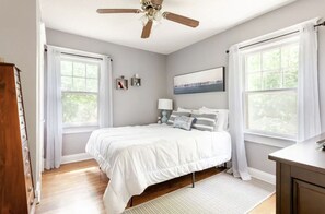 2 habitaciones, tabla de planchar con plancha y cuna de viaje