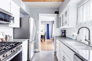 Fridge, microwave, oven, stovetop - Amazing Plaza Location - Steps from new Whole Foods! (Kansas City)