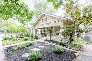 Exterior - Amazing Plaza Location - Steps from new Whole Foods! (Kansas City)