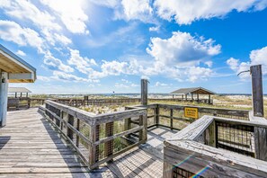 Property grounds - Updated townhome with grassy yard, grill, open layout, W/D, & AC (Perdido Key)