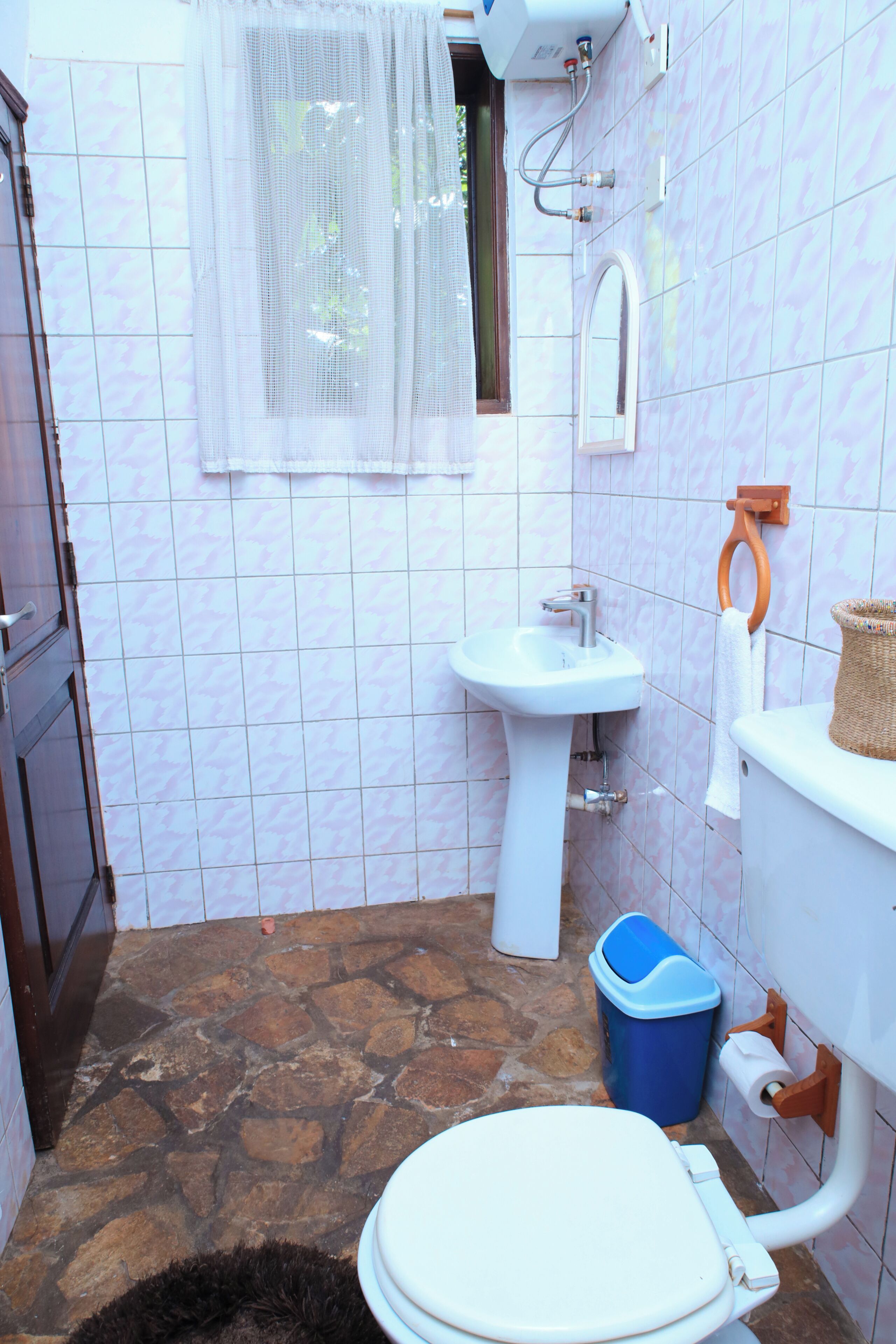 Un baño con inodoro, lavamanos y ducha.