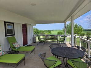 Outdoor dining - Chinaberry Cottage (China Spring)