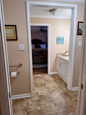 Regadera, secadora de cabello, toallas, jabón 