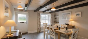 April Cottage -  a cottage that sleeps 6 guests  in 3 bedrooms