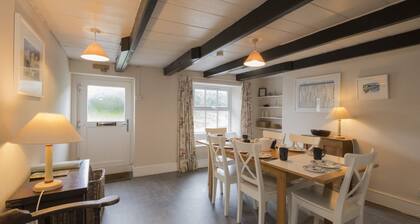 April Cottage - a cottage that sleeps 6 guests in 3 bedrooms