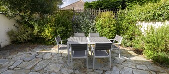 April Cottage -  a cottage that sleeps 6 guests  in 3 bedrooms