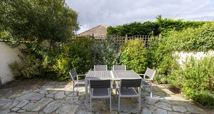 April Cottage - a cottage that sleeps 6 guests in 3 bedrooms