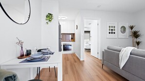 Un apartamento moderno con comedor, cocina y sala de estar.