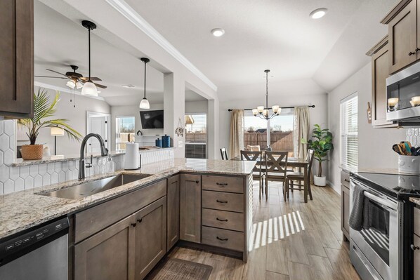 Kjøleskap, mikrobølgeovn, ovn og kokeplater