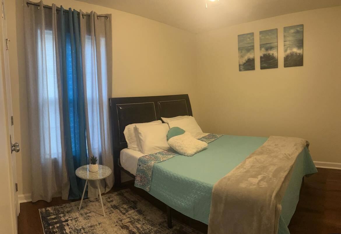 3 多间卧室、办公桌、免费 WiFi、床单