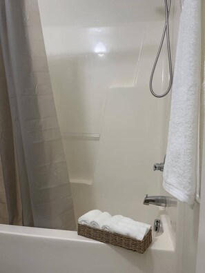 Asciugacapelli, asciugamani, sapone, carta igienica