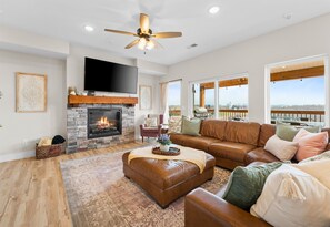 TV, fireplace, video games - Lakeview House, 4 BD, Hot Tub, Community Pools (Branson)