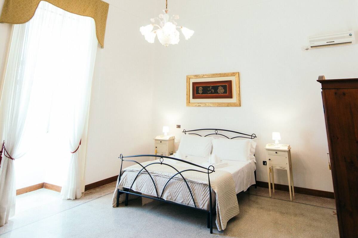 Suite Don Romolo | In-room safe, desk
