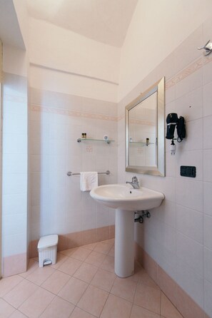 Suite Don Romolo | Bathroom | Free toiletries, hair dryer, slippers, bidet - Palazzo Scarciglia (Minervino di Lecce)