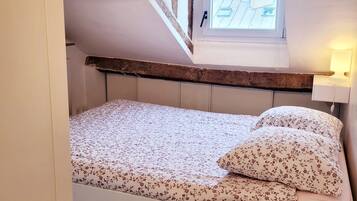 1 chambre, bureau, fer et planche à repasser, lit parapluie