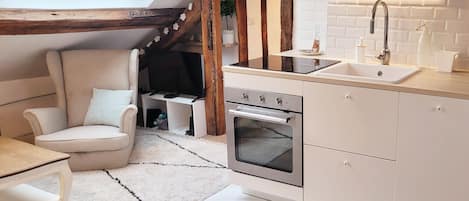 Frigorifero, microonde, forno, piano cottura