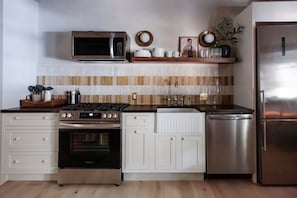 Coffee/tea maker, fridge, microwave, oven - The Bend: Stony Clove Suite • Pool • Sauna • Creek (Phoenicia)
