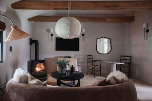 Una televisión, una chimenea, un reproductor estéreo