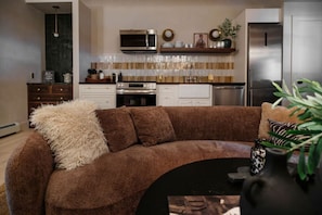 TV, fireplace, stereo - The Bend: Stony Clove Suite • Pool • Sauna • Creek (Phoenicia)