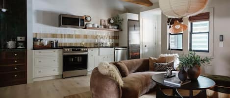 Televisión, chimenea y estéreo