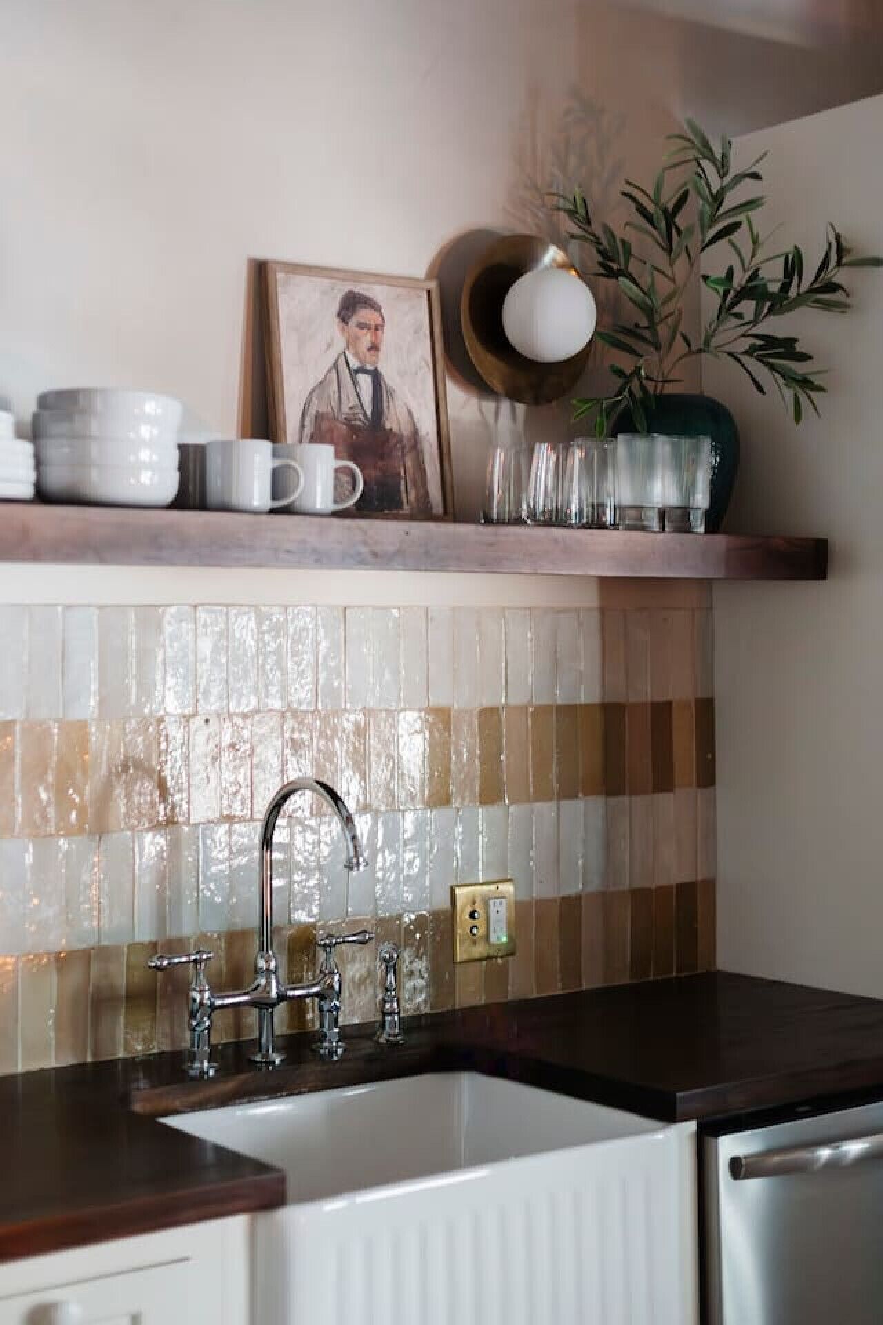 Cafeteira/chaleira, geladeira, micro-ondas, fogão