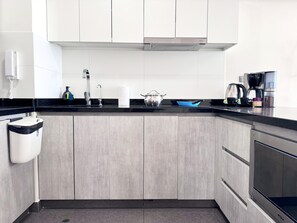 Kühlschrank, Mikrowelle, Wasserkocher mit Kaffee-/Teezubehör
